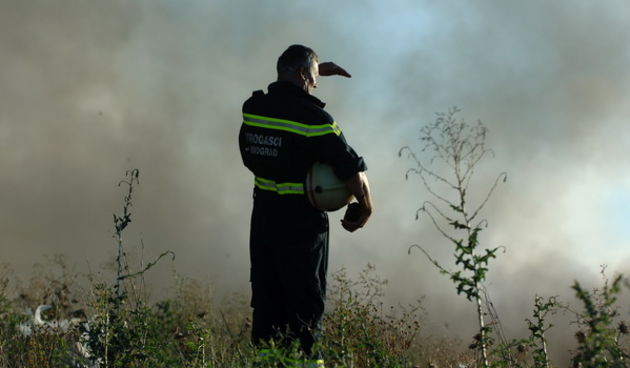 Biograd, 200709.
Na podrucju Biograda u poslijepodnevnim satima izbio je veliki pozar koji gasi veliki broj pripadnika vatrogasnih snaga sa zadarskog podrucja. Pozar je izbio oko 16 sati na deponiji otpada Bastijun povise Biograda. Veliki problem predstav