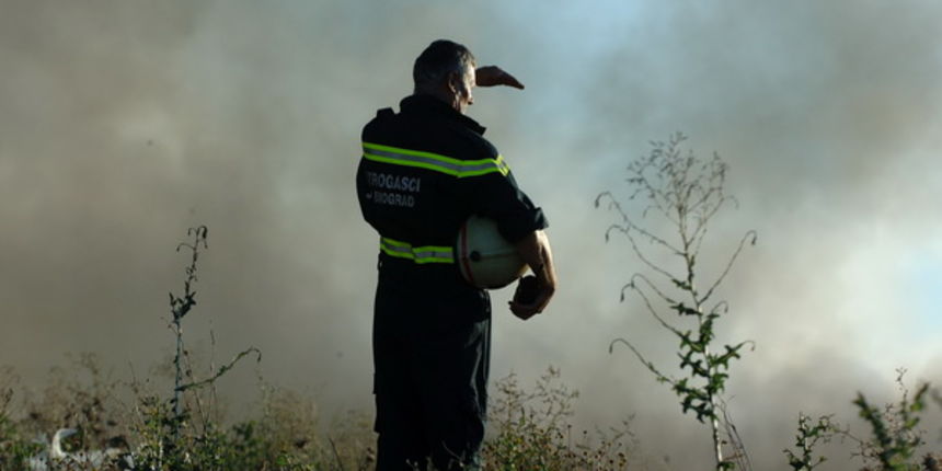 Biograd, 200709.
Na podrucju Biograda u poslijepodnevnim satima izbio je veliki pozar koji gasi veliki broj pripadnika vatrogasnih snaga sa zadarskog podrucja. Pozar je izbio oko 16 sati na deponiji otpada Bastijun povise Biograda. Veliki problem predstav Biograd, 200709.
Na podrucju Biograda u poslijepodnevnim satima izbio je veliki pozar koji gasi veliki broj pripadnika vatrogasnih snaga sa zadarskog podrucja. Pozar je izbio oko 16 sati na deponiji otpada Bastijun povise Biograda. Veliki problem predstav