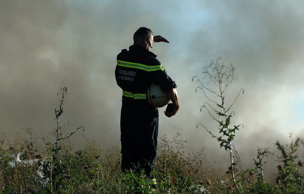Biograd, 200709.
Na podrucju Biograda u poslijepodnevnim satima izbio je veliki pozar koji gasi veliki broj pripadnika vatrogasnih snaga sa zadarskog podrucja. Pozar je izbio oko 16 sati na deponiji otpada Bastijun povise Biograda. Veliki problem predstav