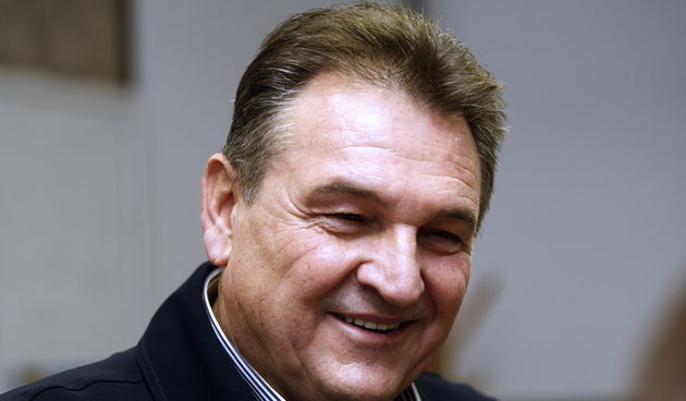 Varazdin, 220112.
Referendum o pristupanju Republike Hrvatske u Europsku Uniju.
Na slici: prvi potpredsjednik Vlade Radimir Cacic glasao je na glasackom mjestu br. 4 nakon cega je dao izjavu za medije
Foto: Zeljko Hajdinjak / CROPIX