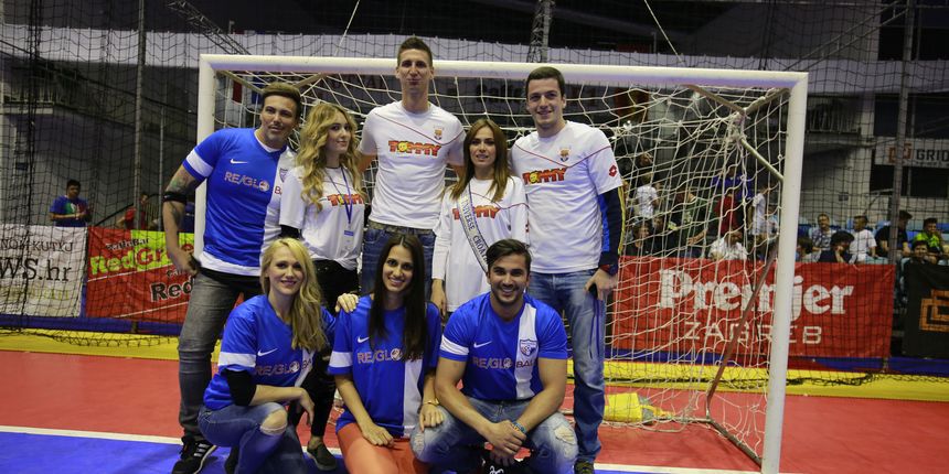 Poznate osobe iz društvenog života okušale u izvođenju penala Poznate osobe iz društvenog života okušale u izvođenju penala