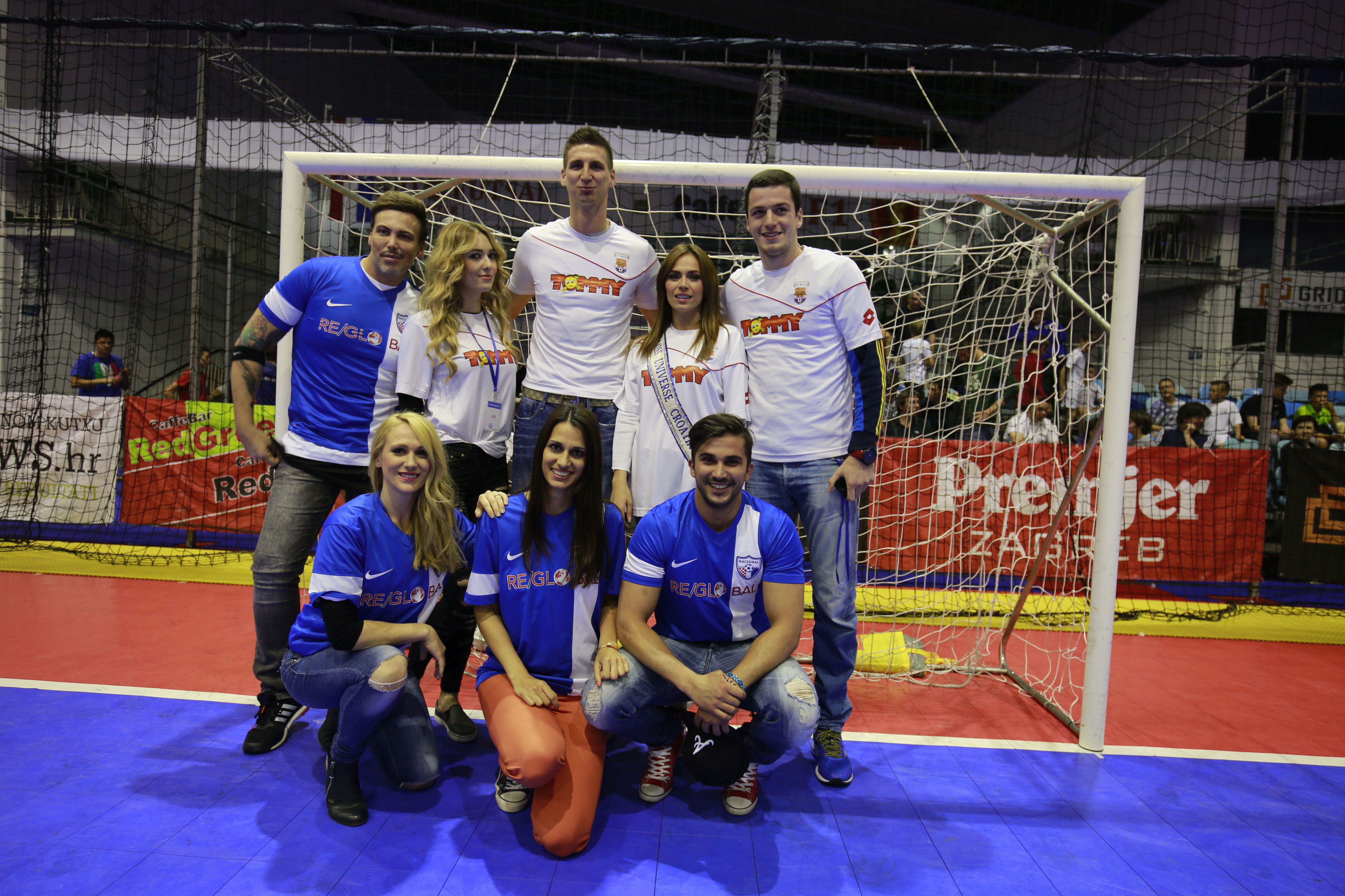 Poznate osobe iz društvenog života okušale u izvođenju penala Poznate osobe iz društvenog života okušale u izvođenju penala