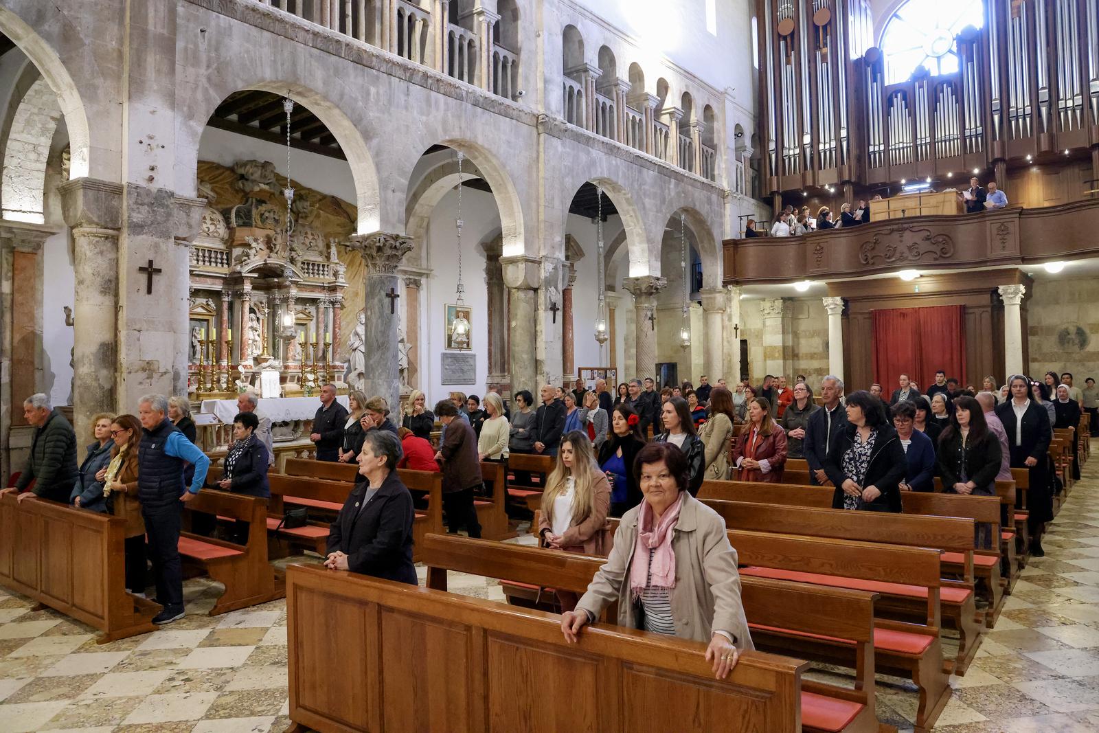 Nadbiskup Milan Zgrablić predvodio misu zadušnicu za Papu Franju Nadbiskup Milan Zgrablić predvodio misu zadušnicu za Papu Franju