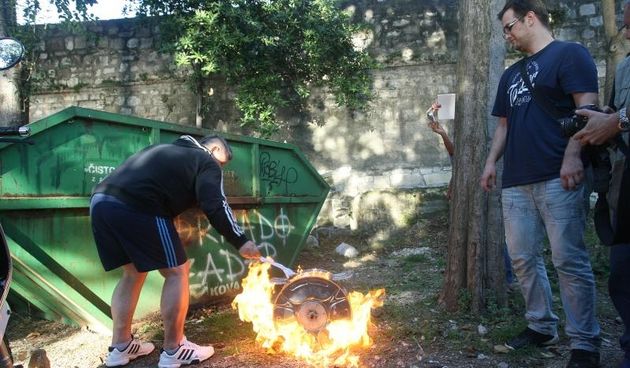 Zacetnici inicijative vracanja imena Kalelarga Sirokoj ulici spalili su sve prikupljene potpise gradjana nakon sto nisu naisli na razumijevanje gradskih vlasti. Photo: Dino Stanin/PIXSELL