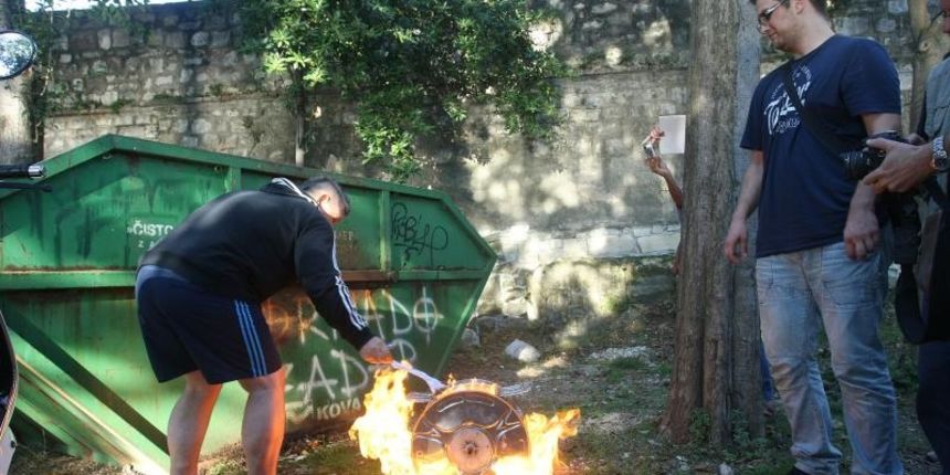 Zacetnici inicijative vracanja imena Kalelarga Sirokoj ulici spalili su sve prikupljene potpise gradjana nakon sto nisu naisli na razumijevanje gradskih vlasti. Photo: Dino Stanin/PIXSELL Zacetnici inicijative vracanja imena Kalelarga Sirokoj ulici spalili su sve prikupljene potpise gradjana nakon sto nisu naisli na razumijevanje gradskih vlasti. Photo: Dino Stanin/PIXSELL