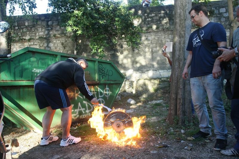 Zacetnici inicijative vracanja imena Kalelarga Sirokoj ulici spalili su sve prikupljene potpise gradjana nakon sto nisu naisli na razumijevanje gradskih vlasti. Photo: Dino Stanin/PIXSELL Zacetnici inicijative vracanja imena Kalelarga Sirokoj ulici spalili su sve prikupljene potpise gradjana nakon sto nisu naisli na razumijevanje gradskih vlasti. Photo: Dino Stanin/PIXSELL
