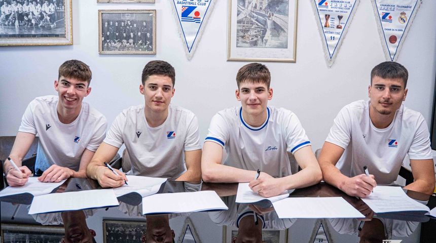 Košarkaški klub Zadar danas je napravio važan korak za budućnost – višegodišnje ugovore potpisali su talentirani igrači Manuel Dundović, Toni Torbarina, Andro Mirčeta i Luka Bičić, koji dolaze iz našeg omladinskog pogona. Košarkaški klub Zadar danas je napravio važan korak za budućnost – višegodišnje ugovore potpisali su talentirani igrači Manuel Dundović, Toni Torbarina, Andro Mirčeta i Luka Bičić, koji dolaze iz našeg omladinskog pogona.