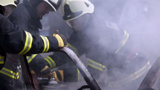 Zadar, 040511.
Povodom Dana vatrogasaca zadarski su vatrogasci izveli vjezbu gasenja pozara.
Na slici: detalj s vjezbe.
Foto: Vladimir Ivanov / Cropix