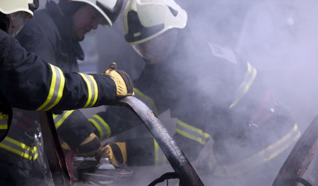 Zadar, 040511.
Povodom Dana vatrogasaca zadarski su vatrogasci izveli vjezbu gasenja pozara.
Na slici: detalj s vjezbe.
Foto: Vladimir Ivanov / Cropix