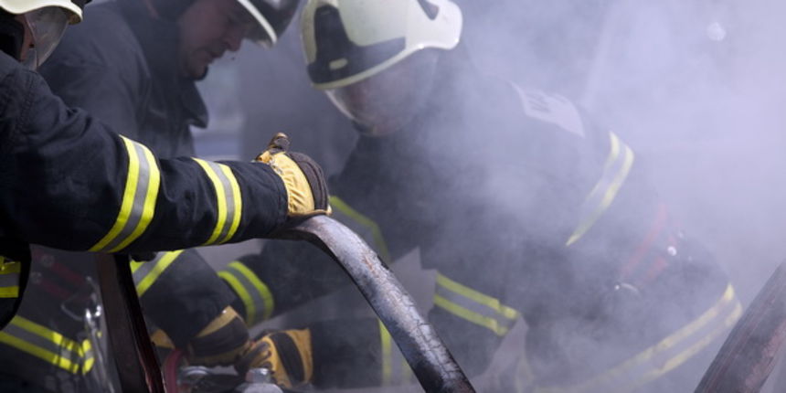 Zadar, 040511.
Povodom Dana vatrogasaca zadarski su vatrogasci izveli vjezbu gasenja pozara.
Na slici: detalj s vjezbe.
Foto: Vladimir Ivanov / Cropix Zadar, 040511.
Povodom Dana vatrogasaca zadarski su vatrogasci izveli vjezbu gasenja pozara.
Na slici: detalj s vjezbe.
Foto: Vladimir Ivanov / Cropix