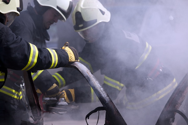 Zadar, 040511.
Povodom Dana vatrogasaca zadarski su vatrogasci izveli vjezbu gasenja pozara.
Na slici: detalj s vjezbe.
Foto: Vladimir Ivanov / Cropix