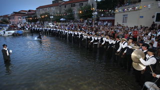 Sali, Dugi otok, 100809.
“Svako misto svoju festu ima…”, no ne traje svaka festa tri dana kao ona u mjestu Sali na Dugom otoku. Saljske uzance, kako mjestani nazivaju svoju festu, odrzava se ove godine po pedeseti put, kao i svake godine dosad, vikend p Sali, Dugi otok, 100809.
“Svako misto svoju festu ima…”, no ne traje svaka festa tri dana kao ona u mjestu Sali na Dugom otoku. Saljske uzance, kako mjestani nazivaju svoju festu, odrzava se ove godine po pedeseti put, kao i svake godine dosad, vikend p