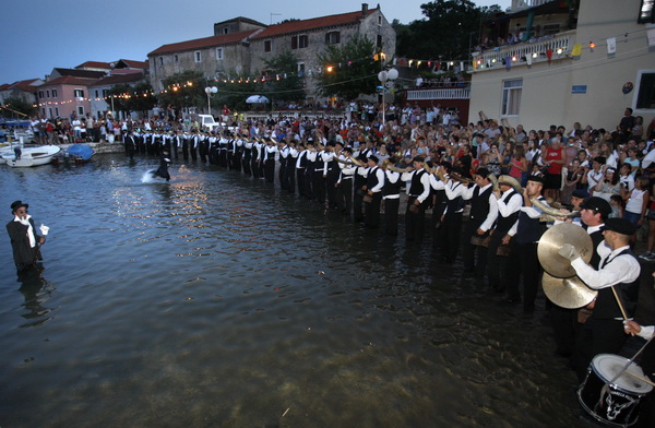 Sali, Dugi otok, 100809.
“Svako misto svoju festu ima…”, no ne traje svaka festa tri dana kao ona u mjestu Sali na Dugom otoku. Saljske uzance, kako mjestani nazivaju svoju festu, odrzava se ove godine po pedeseti put, kao i svake godine dosad, vikend p Sali, Dugi otok, 100809.
“Svako misto svoju festu ima…”, no ne traje svaka festa tri dana kao ona u mjestu Sali na Dugom otoku. Saljske uzance, kako mjestani nazivaju svoju festu, odrzava se ove godine po pedeseti put, kao i svake godine dosad, vikend p