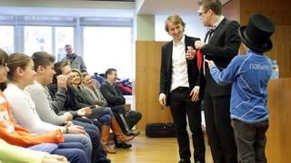 Luki Modriću u dječjoj bolnici u Klaićevoj uručena nagrada nogometaša godine, Photo: Petar Glebov/PIXSELL Luki Modriću u dječjoj bolnici u Klaićevoj uručena nagrada nogometaša godine, Photo: Petar Glebov/PIXSELL