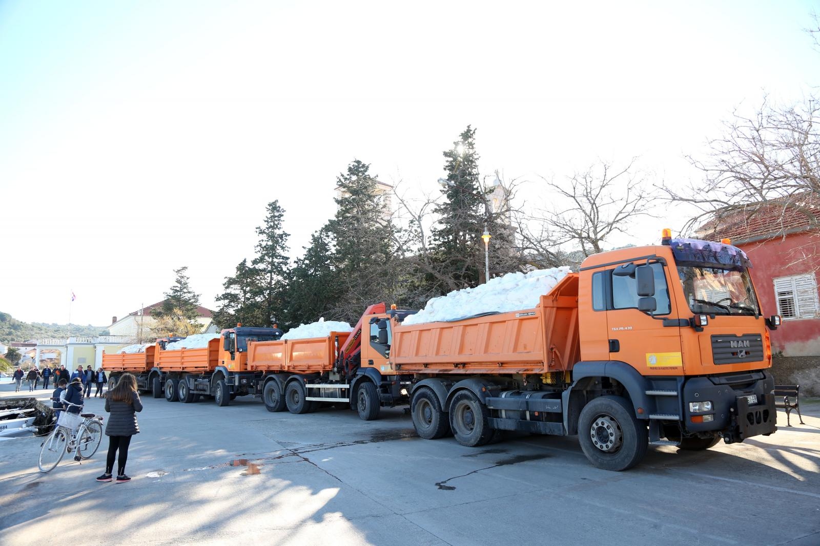 Kamioni puni snijega iz Like stigli u Veli Iž za skijašku utrku “Iška kraljica” Kamioni puni snijega iz Like stigli u Veli Iž za skijašku utrku “Iška kraljica”