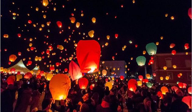 Humanitarni svjetlosni spektakl “Zaželi ljubav” na zadarskom Forumu