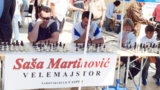 Narodni trg: Simultanka velemajstora Saša Martinović na 50 pločaa, Foto: Leo Banićć Narodni trg: Simultanka velemajstora Saša Martinović na 50 pločaa, Foto: Leo Banićć