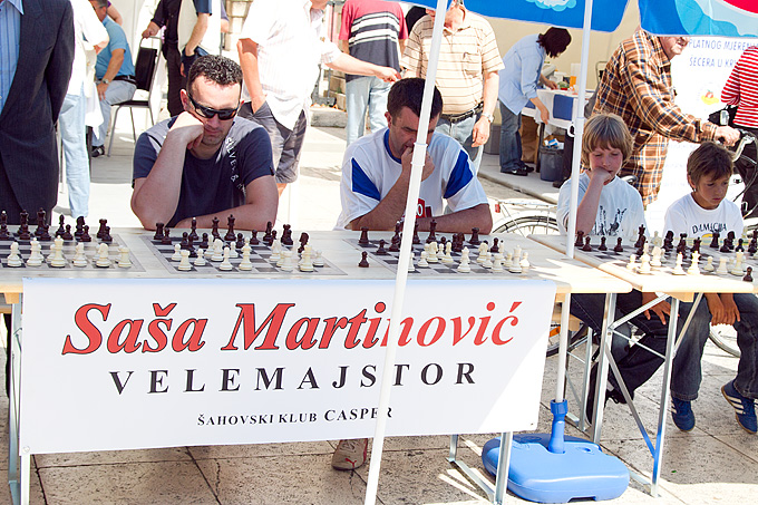 Narodni trg: Simultanka velemajstora Saša Martinović na 50 pločaa, Foto: Leo Banićć Narodni trg: Simultanka velemajstora Saša Martinović na 50 pločaa, Foto: Leo Banićć