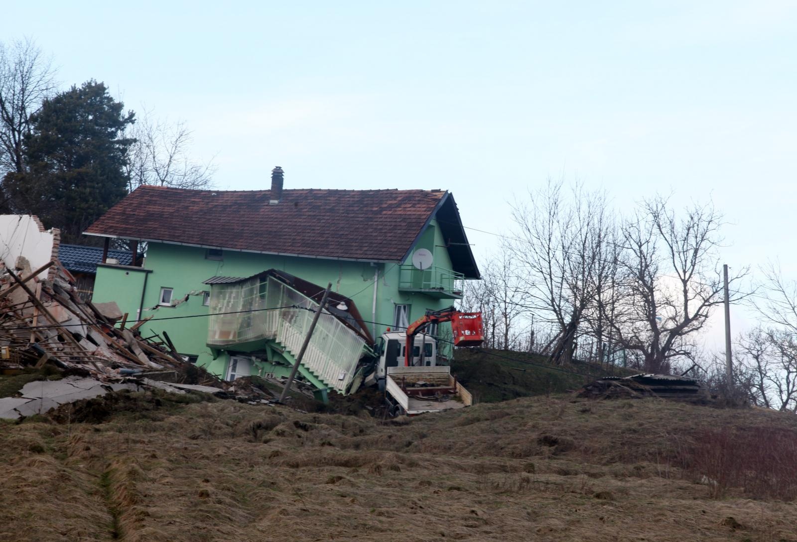Hrvatska Kostajnica: u odronu stijene potpuno uništeno sedam kuća