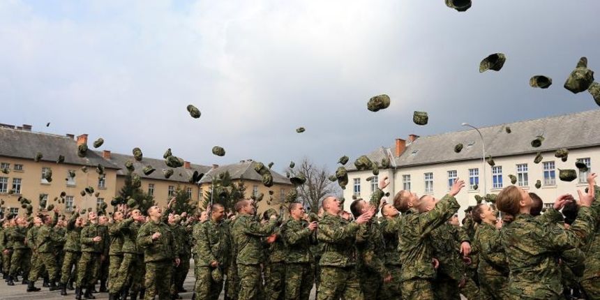 Predsjednica Republike i vrhovna zapovjednica Oruzanih snaga RH Kolinda Grabar Kitarovic prisustvovala je svecanoj prisezi 14. narastaja dragovoljnih rocnika. Photo: Davor Javorovic/PIXSELL Predsjednica Republike i vrhovna zapovjednica Oruzanih snaga RH Kolinda Grabar Kitarovic prisustvovala je svecanoj prisezi 14. narastaja dragovoljnih rocnika. Photo: Davor Javorovic/PIXSELL