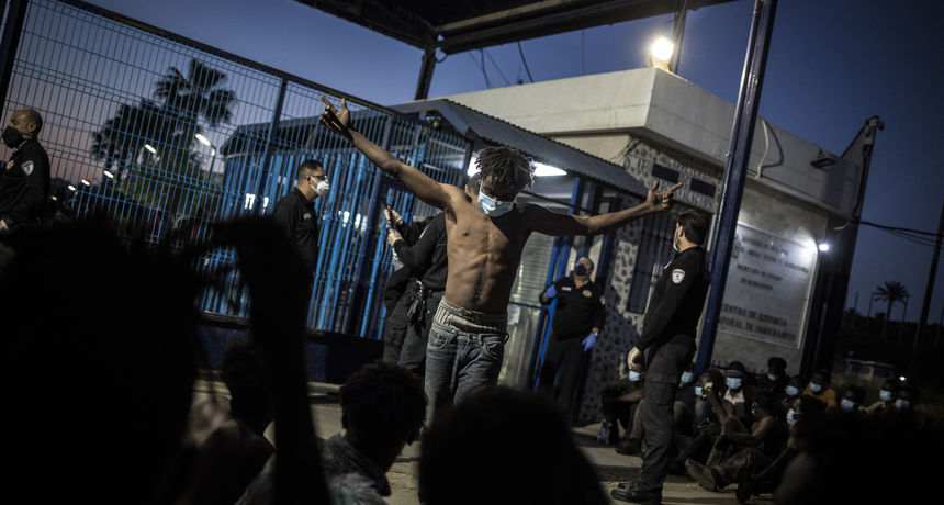 Migranti pokušavaju ući na područuje Ceute a čamci španjolske Civilne garde nastoje ih odvratiti.