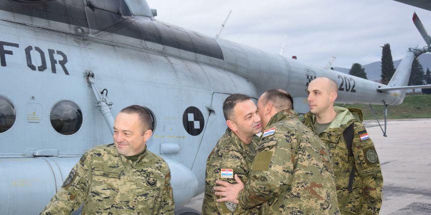 Iz Divulja 14 pripadnika Oružanih snaga RH krenulo u 26. misiju na Kosovo Iz Divulja 14 pripadnika Oružanih snaga RH krenulo u 26. misiju na Kosovo