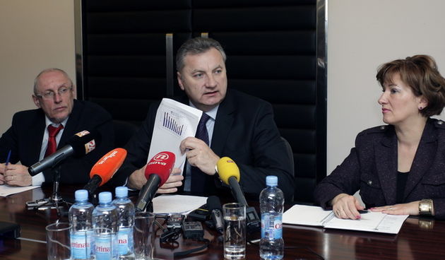 Zagreb, 160211. Avenija Vukovar 78. Press konferencija Djure Popijaca ministra gospodarstva rada i poduzetnistva o stanju na trzistu rada u sijecnju 2011 godine. Na slici: Drzavni tajnik ministarstva Kresimir Rozman, ministar gospodarstva, rada i poduzetn