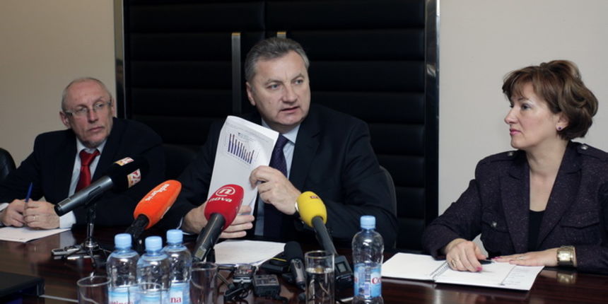 Zagreb, 160211. Avenija Vukovar 78. Press konferencija Djure Popijaca ministra gospodarstva rada i poduzetnistva o stanju na trzistu rada u sijecnju 2011 godine. Na slici: Drzavni tajnik ministarstva Kresimir Rozman, ministar gospodarstva, rada i poduzetn Zagreb, 160211. Avenija Vukovar 78. Press konferencija Djure Popijaca ministra gospodarstva rada i poduzetnistva o stanju na trzistu rada u sijecnju 2011 godine. Na slici: Drzavni tajnik ministarstva Kresimir Rozman, ministar gospodarstva, rada i poduzetn