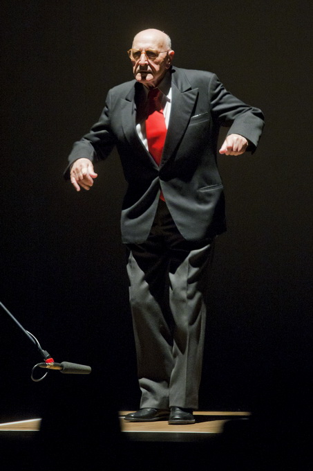 Zagreb, 230912.
Veceras je u KD Vatroslav Lisinski premijerno izvedena predstava Montazstroja 55+ u kojoj volonterski glumi 55 anonimaca starijih od 55 godina.
Foto: Neja Markicevic / CROPIX Zagreb, 230912.
Veceras je u KD Vatroslav Lisinski premijerno izvedena predstava Montazstroja 55+ u kojoj volonterski glumi 55 anonimaca starijih od 55 godina.
Foto: Neja Markicevic / CROPIX