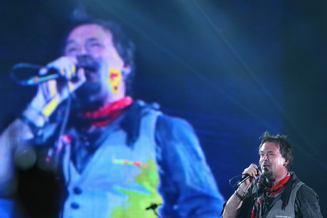 Zagreb, 220410.
U sklopu velike turneje Toleranca tour 2010 i povodom izlaska novog albuma naziva “Toleranca” Zlatan Stipisic Gibonni veceras je u KC Drazen Petrovic odrzao prvi od 2 predvidjena zagrebacka koncerta.
Na slici: Gibonni.
Foto: Neja Markicevi