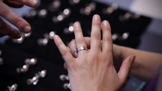 Zagreb, 300911.
Na Zagrebackom velesajmu poceli su Dani Vjencanja koji ce trajati do 2. listopada.
Na slici: isprobavanje prstenja.
Foto: Dragan Matic / Cropix Zagreb, 300911.
Na Zagrebackom velesajmu poceli su Dani Vjencanja koji ce trajati do 2. listopada.
Na slici: isprobavanje prstenja.
Foto: Dragan Matic / Cropix