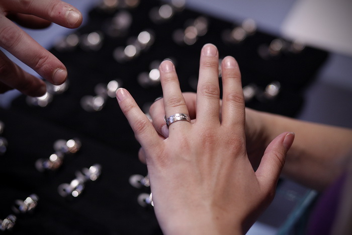 Zagreb, 300911.
Na Zagrebackom velesajmu poceli su Dani Vjencanja koji ce trajati do 2. listopada.
Na slici: isprobavanje prstenja.
Foto: Dragan Matic / Cropix Zagreb, 300911.
Na Zagrebackom velesajmu poceli su Dani Vjencanja koji ce trajati do 2. listopada.
Na slici: isprobavanje prstenja.
Foto: Dragan Matic / Cropix