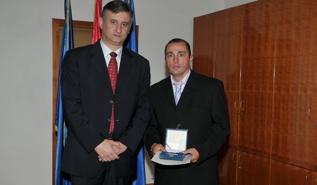 Ministar Karamarko i nagrađeni policajac Mladen Oguić