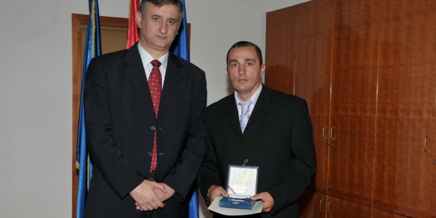 Ministar Karamarko i nagrađeni policajac Mladen Oguić Ministar Karamarko i nagrađeni policajac Mladen Oguić