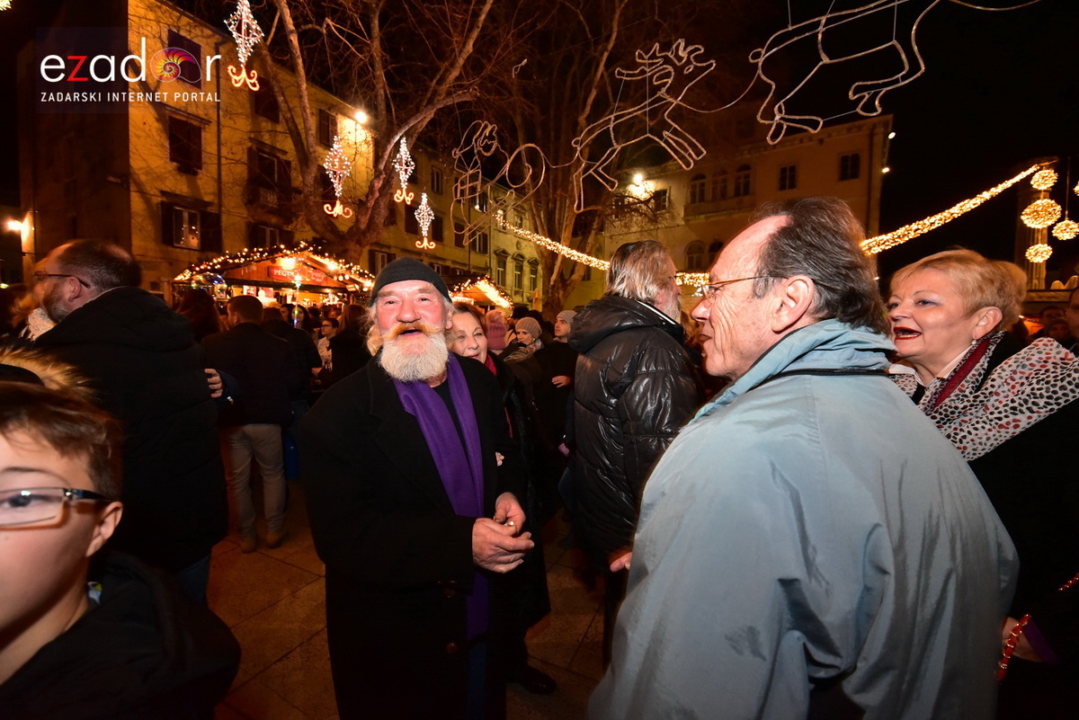 Tisuće Zadrana uživalo na krcatom Narodnom trgu i Tgu Petra Zoranića uz Tomislava Bralića i klapu Intrade Tisuće Zadrana uživalo na krcatom Narodnom trgu i Tgu Petra Zoranića uz Tomislava Bralića i klapu Intrade