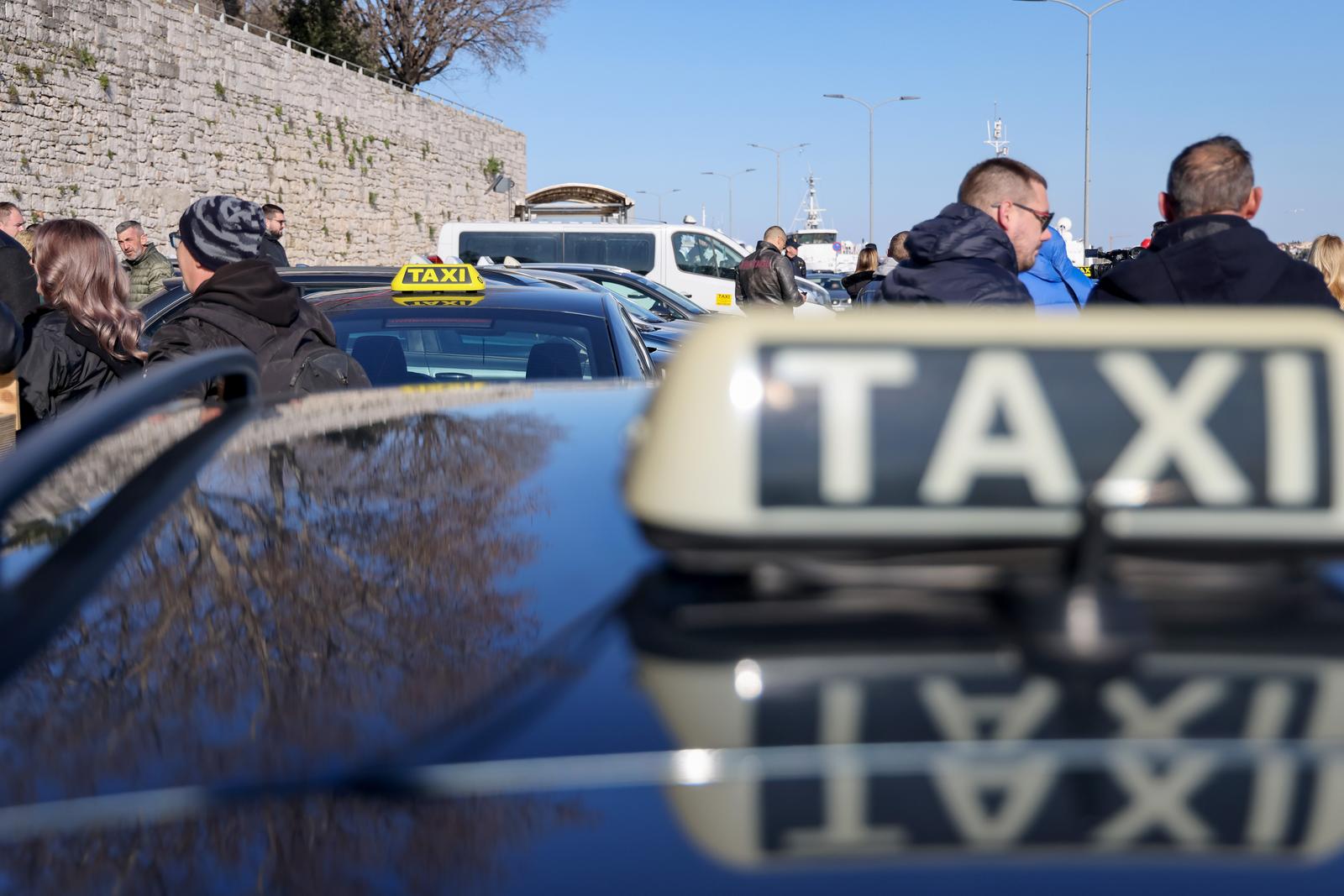 Taksisti prosvjeduju u Zadru