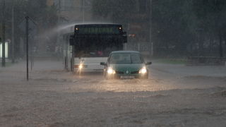 Zadar, 121012. 
Jaka kisa koja od sinoc pada na zadarskom podrucju stvorila je velike probleme u prometu. Najvise problema bilo je kod vec poznatih kriticnih mjesta u gradu: na Relji,kod Veslackog,na Branimiru.
Na fotografiji: detalj sa raskrizja kod Vesl