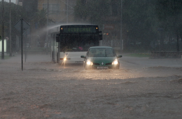 Zadar, 121012. 
Jaka kisa koja od sinoc pada na zadarskom podrucju stvorila je velike probleme u prometu. Najvise problema bilo je kod vec poznatih kriticnih mjesta u gradu: na Relji,kod Veslackog,na Branimiru.
Na fotografiji: detalj sa raskrizja kod Vesl