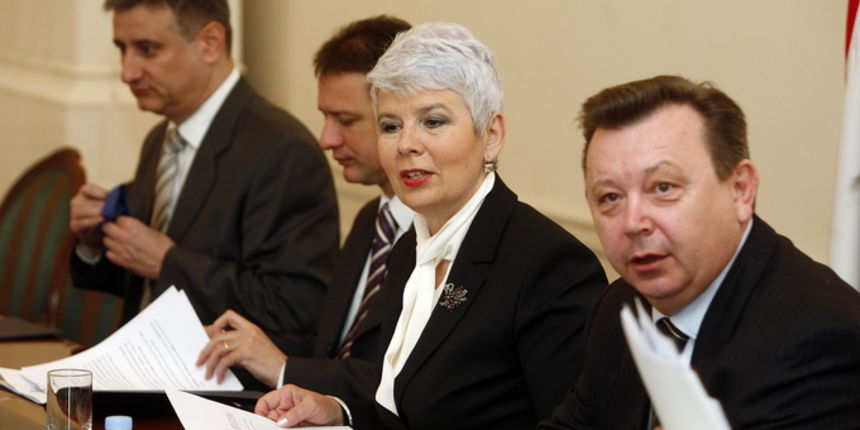 Zagreb, 210311.
Banski dvori.
U Hrvatskoj Vladi Premjerka Jadranka Kosor odrzala je radni sastanak sa svojim ministrima i drzavnim odvjetnikom Mladenom Bajicem oko zavrsetka zatvaranja poglavlja 23 – Pravosudja i temeljnih prava..
Na fotografiji: Tomislav Zagreb, 210311.
Banski dvori.
U Hrvatskoj Vladi Premjerka Jadranka Kosor odrzala je radni sastanak sa svojim ministrima i drzavnim odvjetnikom Mladenom Bajicem oko zavrsetka zatvaranja poglavlja 23 – Pravosudja i temeljnih prava..
Na fotografiji: Tomislav