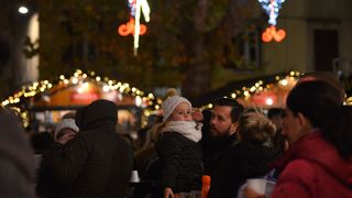 Advent u Zadru: Neno Belan i Fiumensi raspjevali i rasplesali i staro i mlado na Trgu Petra Zoranića Advent u Zadru: Neno Belan i Fiumensi raspjevali i rasplesali i staro i mlado na Trgu Petra Zoranića