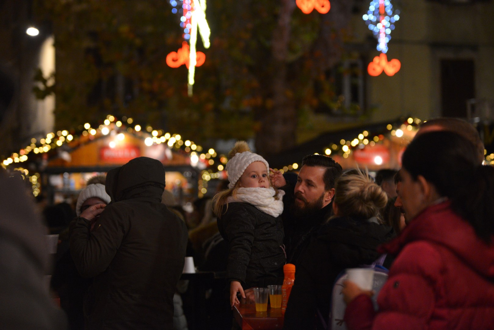 Advent u Zadru: Neno Belan i Fiumensi raspjevali i rasplesali i staro i mlado na Trgu Petra Zoranića Advent u Zadru: Neno Belan i Fiumensi raspjevali i rasplesali i staro i mlado na Trgu Petra Zoranića