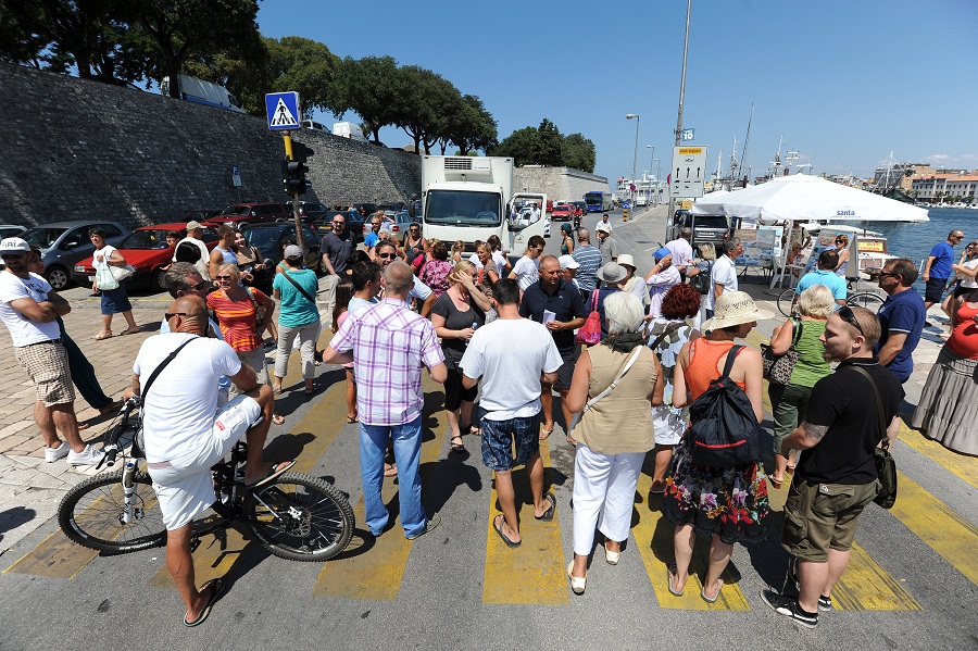 Stanari tzv. Galićevih zgrada u Diklu su nakon posjete gradonačelniku održali prosvjed blokirajući promet u centru grada, foto: Luka Gerlanc/CROPIX Stanari tzv. Galićevih zgrada u Diklu su nakon posjete gradonačelniku održali prosvjed blokirajući promet u centru grada, foto: Luka Gerlanc/CROPIX