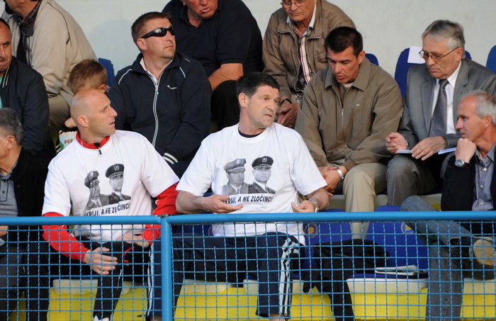 Zadar, 230411.
Nogomet, 26. kolo prve hrvatske nogometne lige : Zadar – Inter. Stadion na stanovima.
Na fotografiji : Reno Sinovcic sa majicom podrske generalima Gotovini i Markacu.
Foto : Andrija Lucic / CROPIX Zadar, 230411.
Nogomet, 26. kolo prve hrvatske nogometne lige : Zadar – Inter. Stadion na stanovima.
Na fotografiji : Reno Sinovcic sa majicom podrske generalima Gotovini i Markacu.
Foto : Andrija Lucic / CROPIX