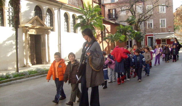 Vrticka djeca u setnji gradom