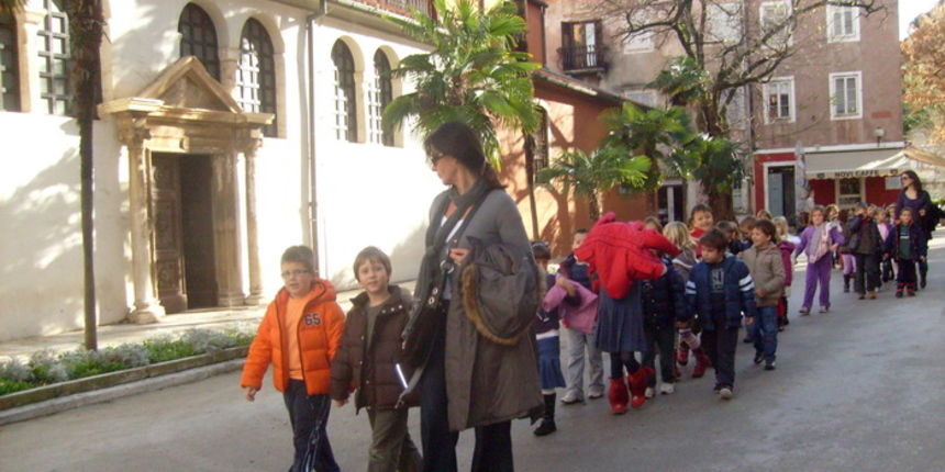 Vrticka djeca u setnji gradom Vrticka djeca u setnji gradom