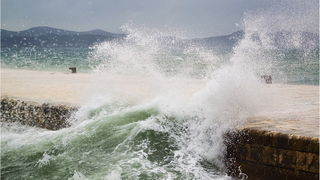 Lom valova na zadarskoj rivi 7. studenog 2014.  Foto: Marin Pitton