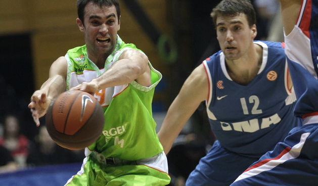 Zagreb, 140110.
Kosarkaski centar Drazen Petrovic.
Kosarkaska utakmica Euroliga skupina A, Cibona – Asvel.
Na slici: Aymeric Jeanneau 9, Luksa Andric 12.
Foto: Nenad Dugi / CROPIX