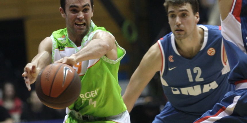 Zagreb, 140110.
Kosarkaski centar Drazen Petrovic.
Kosarkaska utakmica Euroliga skupina A, Cibona – Asvel.
Na slici: Aymeric Jeanneau 9, Luksa Andric 12.
Foto: Nenad Dugi / CROPIX Zagreb, 140110.
Kosarkaski centar Drazen Petrovic.
Kosarkaska utakmica Euroliga skupina A, Cibona – Asvel.
Na slici: Aymeric Jeanneau 9, Luksa Andric 12.
Foto: Nenad Dugi / CROPIX