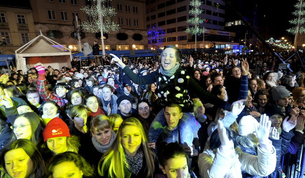 Zagreb, 211210.
Bozicni koncert “Zelim zivot” za zakladu Ana Rukavina na Trgu bana Jelacica. 
Na slici: publika.
Foto: Marko Miscevic / CROPIX