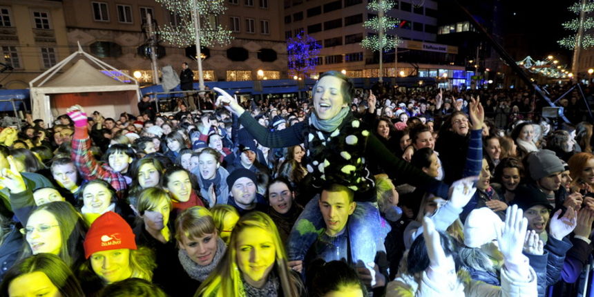Zagreb, 211210.
Bozicni koncert “Zelim zivot” za zakladu Ana Rukavina na Trgu bana Jelacica.
Na slici: publika.
Foto: Marko Miscevic / CROPIX Zagreb, 211210.
Bozicni koncert “Zelim zivot” za zakladu Ana Rukavina na Trgu bana Jelacica.
Na slici: publika.
Foto: Marko Miscevic / CROPIX